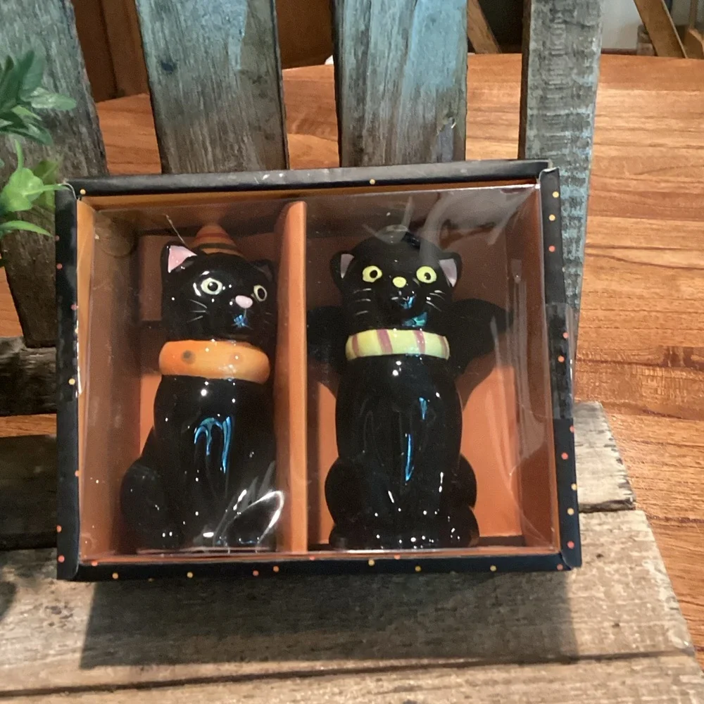 Halloween Black Cat Salt & pepper Shakers